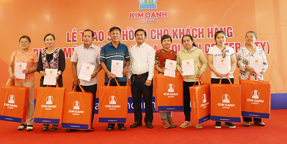 Ông Nguyễn Thuận - Tổng Giám đốc Công ty Cổ phần Đầu tư Phát triển Thuận Lợi (thành viên Kim Oanh Group) trao sổ hồng dự án Golden Center City cho các khách hàng