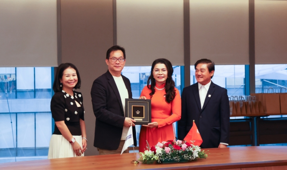 Lãnh đạo Tập đoàn Surbana Jurong tặng quà lưu niệm lãnh đạo Kim Oanh Group thay cho lời chúc mừng và cam kết hợp tác thành công.