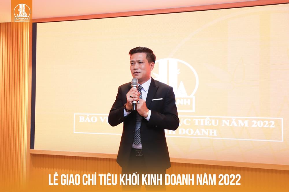 Ông Tô Duy Chinh – Giám đốc Khối Kinh doanh trình bày kế hoạch kinh doanh năm 2022 của Tập đoàn