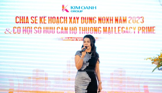 Bà Đặng Thị Kim Oanh - Chủ tịch Kim Oanh group, chia sẻ thông tin về việc hợp tác quốc tế xây dựng nhà ở xã hội chuẩn Singapore tại Việt Nam