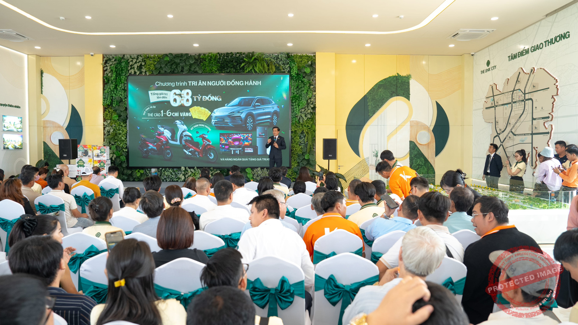 Chia sẻ tại sự kiện, ông Tô Duy Chinh – Giám đốc Khối Kinh doanh Kim Oanh Realty cho biết, việc sân bay quốc tế Long Thành đón 3 chuyến bay vừa qua là cột mốc mang ý nghĩa lịch sử, tạo cú hích mạnh mẽ cho sự phát triển của khu vực Đông Nam Bộ cũng như thị trường bất động sản xoay quanh sân bay. Theo ông Chinh, The Link City được đánh giá là một trong những dự án hưởng lợi trực tiếp và rõ nét nhất khi sở hữu vị trí chiến lược ngay trung tâm hành chính Dầu Giây, tại giao điểm của Quốc lộ 1A và Quốc lộ 20, đầu mối giao thông trọng điểm như cao tốc TP.HCM - Dầu Giây, Dầu Giây - Liên Khương, Dầu Giây - Phan Thiết, Vành đai 4 TP.HCM, đường sắt Bắc - Nam.