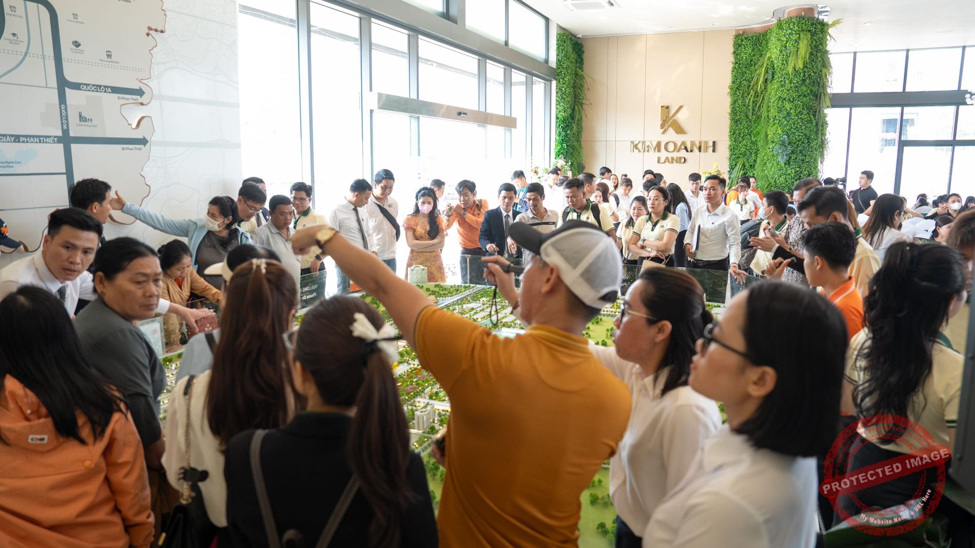 Khách hàng tham quan sa bàn, tìm hiểu quy hoạch và hệ thống 50 tiện ích của dự án.