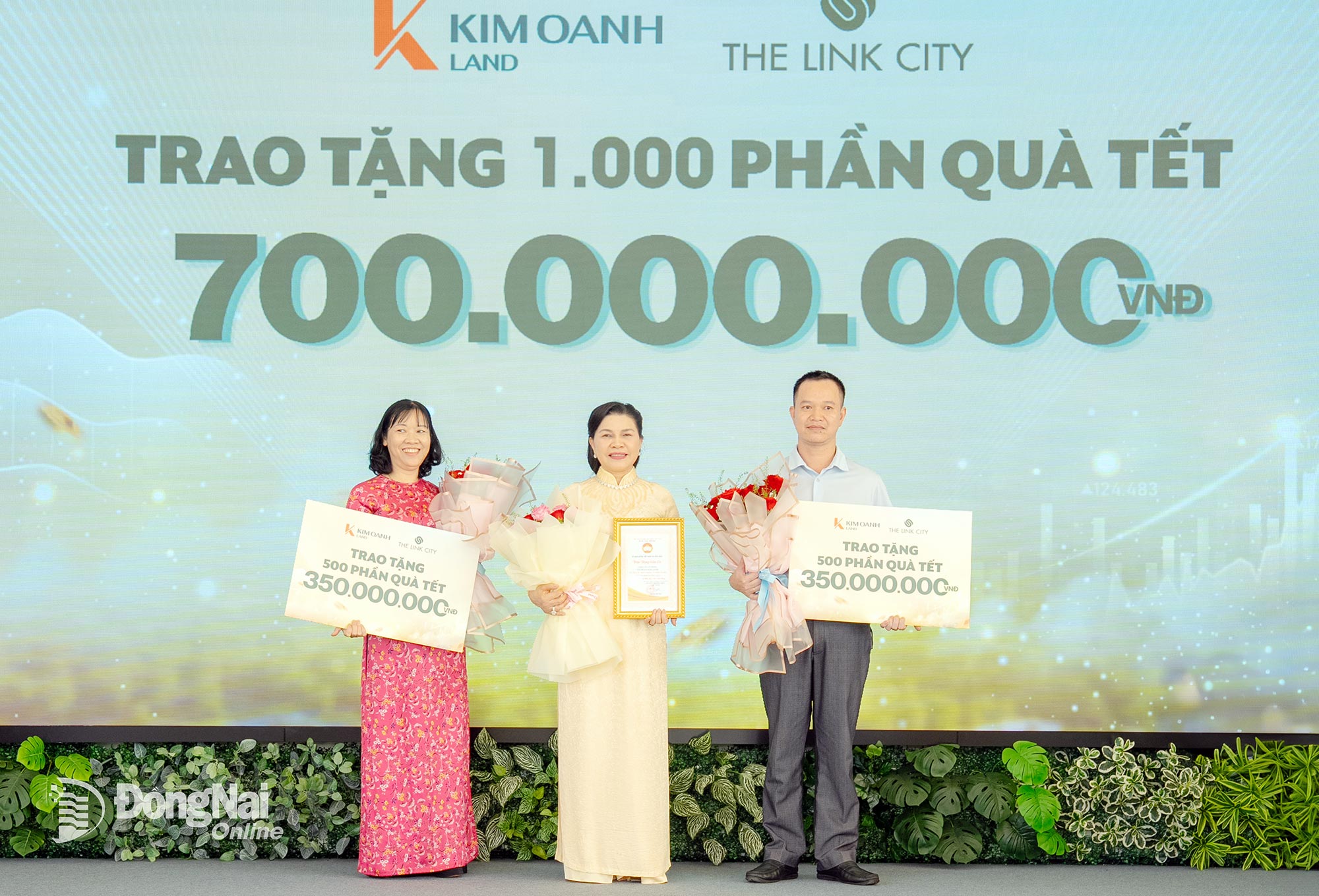 Bà Đặng Thị Kim Oanh, Chủ tịch Hội đồng quản trị, kiêm Tổng Giám đốc Kim Oanh Group trao biểu trưng 1.000 phần quà đến bà Nguyễn Thị Việt, Chủ tịch Ủy ban MTTQ Việt Nam xã Dầu Giây và ông Nguyễn Bằng Lương, Chánh văn phòng HĐND, UBND xã Dầu Giây để gửi tặng người dân địa phương nhân dịp tết Nguyên đán sắp tới. Ảnh: ĐVCC