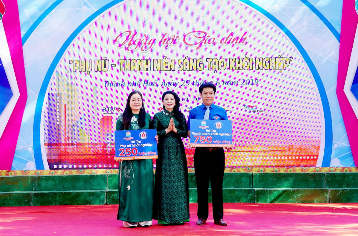 Bà Đặng Thị Kim Oanh - Chủ tịch Quỹ Từ thiện Kim Oanh trao tặng vốn khởi nghiệp cho thanh niên tỉnh Thừa Thiên Huế