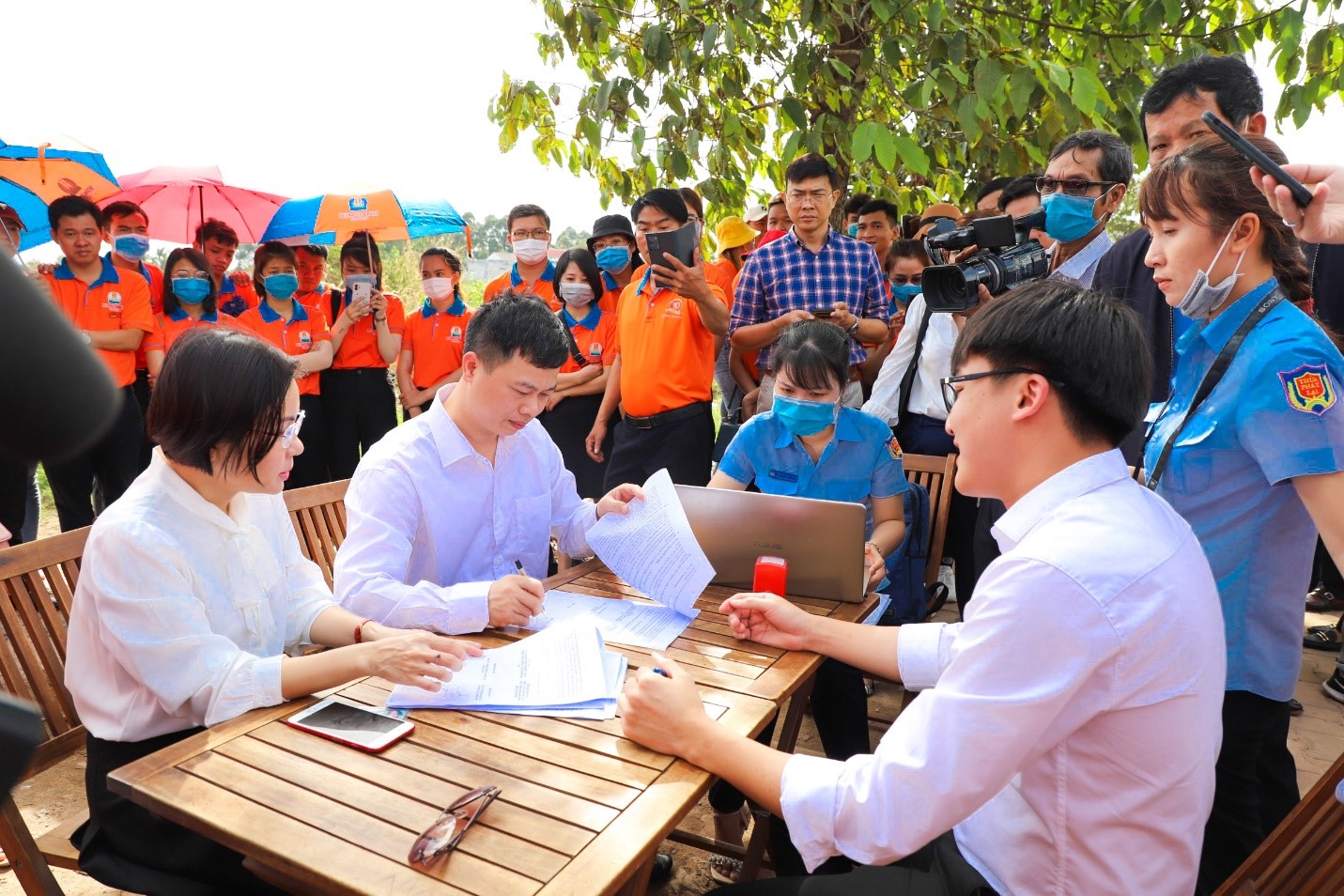 Bà Nguyễn Thị Ái Thơ – Phó Giám đốc Agribank Chợ Lớn chính thức ký biên bản bàn giao dự án Khu dân cư Hòa Lân cho Kim Oanh Group
