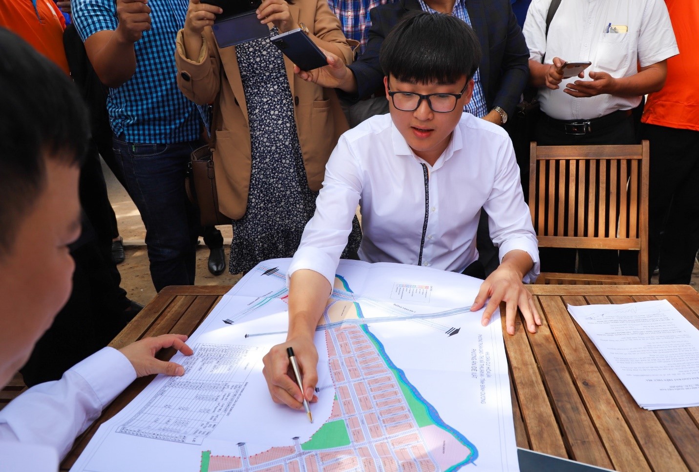 Ông Nguyễn Phú Đức – Tổng Giám đốc Công ty Kim Oanh TP.HCM chính thức nhận bào giao lại dự án Khu dân cư Hòa Lân