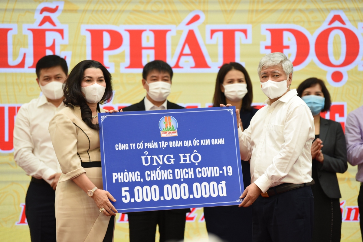 Doanh nhân Đặng Thị Kim Oanh trao biểu trưng số tiền 5 tỷ đồng cho Ủy ban Trung ương Mặt trận Tổ quốc Việt Nam ủng hộ mua vaccine COVID-19.