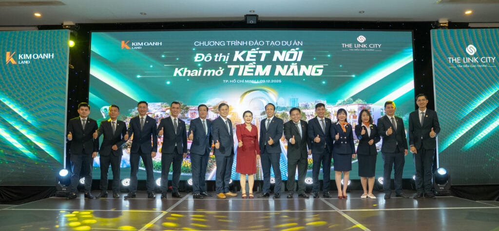 Bà Đặng Thị Kim Oanh và các lãnh đạo kinh doanh của Kim Oanh Group thể hiện quyết tâm chinh phục “giỏ hàng” The Link City.